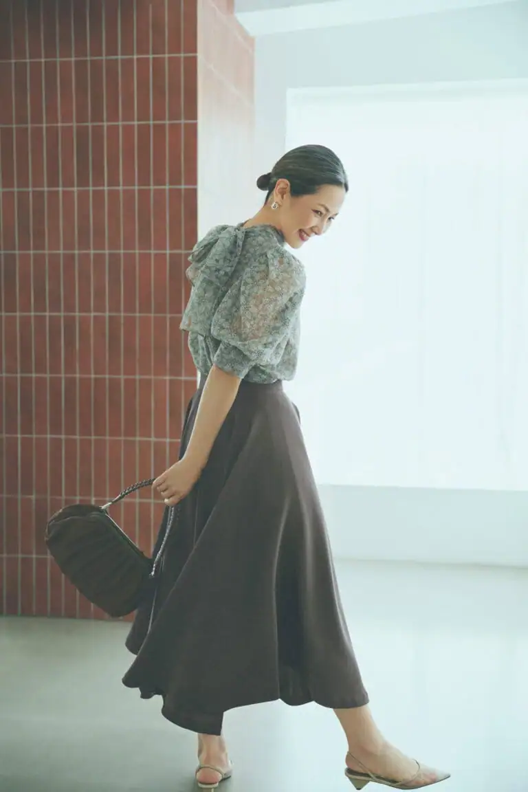 ブラウス¥72,600、スカート¥64,900、靴¥53,900／すべてコルコバード、ピアス¥66,000／ダブルスタンダードクロージング（すべてフィルム）、バッグ¥ 31,900／リンク