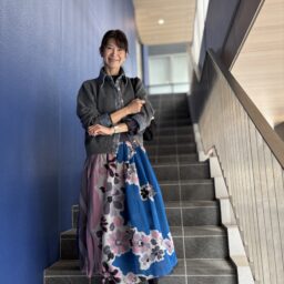 ブルー、ピンクを基調とした大きめの花柄スカート