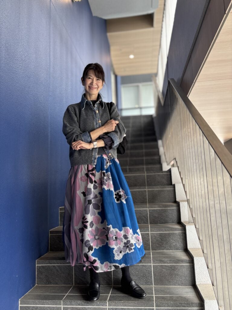 ブルー、ピンクを基調とした大きめの花柄スカート