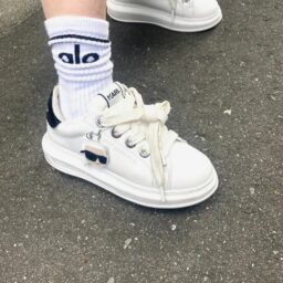 「今流行の『alo』のソックスでトレンドを入れつつ、遊び心のあるデザインのチャームがポイントの『Karl Lagerfeld』の新作スニーカーを合わせて、カジュアルさの中にエレガントな軽やかさを感じられるようにしました」