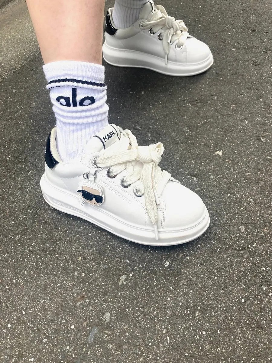 「今流行の『alo』のソックスでトレンドを入れつつ、遊び心のあるデザインのチャームがポイントの『Karl Lagerfeld』の新作スニーカーを合わせて、カジュアルさの中にエレガントな軽やかさを感じられるようにしました」