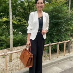 ジャケット・バッグ／MANGO、トップス／SHEIN、パンツ／H&M、ベルト・ペンダント／ZARA、ピアス／SWAROVSKI