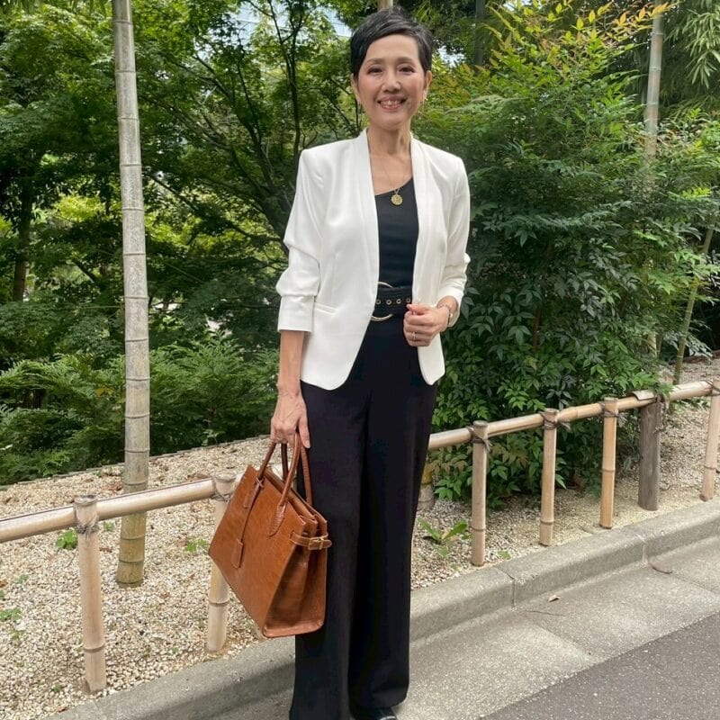 【60代お手本スナップ】「H＆M」黒パンツ×「SHEIN」黒トップスでⅠラインを強調！「ZARA」ベルトでさらにスタイルアップ！