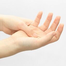 【指のこわばり】原因やセルフケアを紹介！