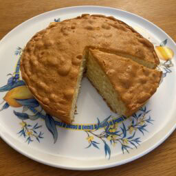 素朴な味のケーキQuatre-quarts(カトルカール）11€。ハーフサイズもあります。