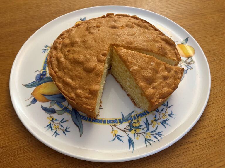 素朴な味のケーキQuatre-quarts(カトルカール)11€。ハーフサイズもあります。