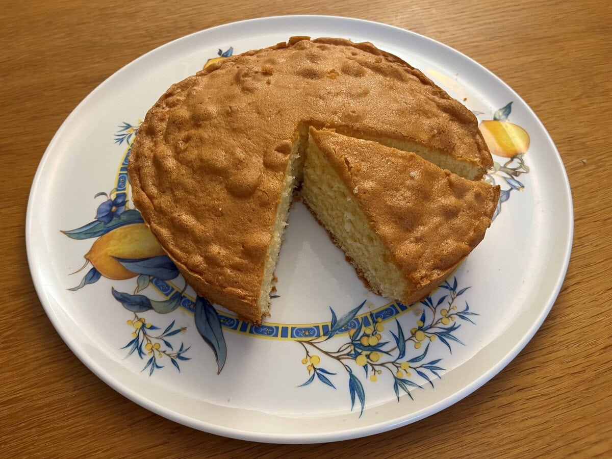 素朴な味のケーキQuatre-quarts(カトルカール）11€。ハーフサイズもあります。