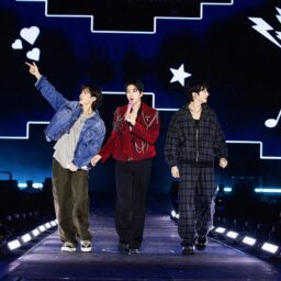 左から J-HOPE、JIN、JUNG KOOK