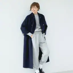 ソックス¥2,420／ショウワタベ（ザ テイストメイカーズ アンド コー）、コート¥385,000、スエット¥44,000、スエットパンツ¥44,000／すべてブラミンク（ブラミンク トーキョー）、ローファー¥102,300／トッズ（トッズ・ジャパン）