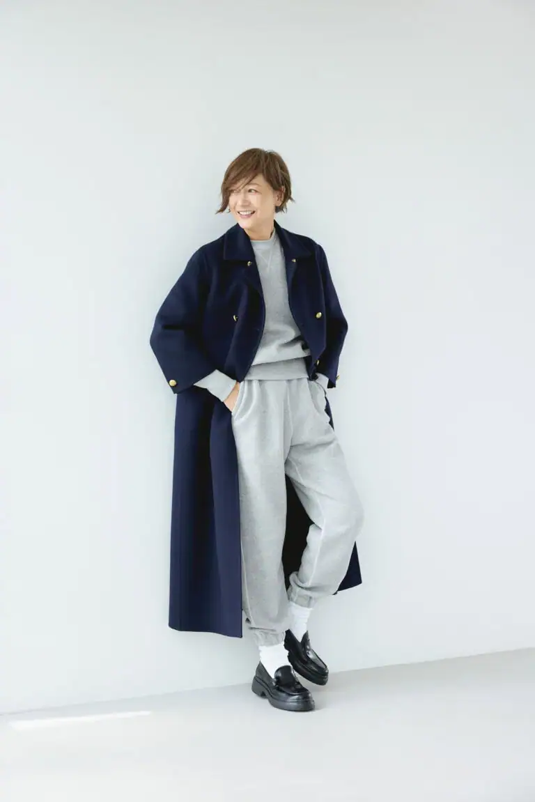 ソックス¥2,420／ショウワタベ（ザ テイストメイカーズ アンド コー）、コート¥385,000、スエット¥44,000、スエットパンツ¥44,000／すべてブラミンク（ブラミンク トーキョー）、ローファー¥102,300／トッズ（トッズ・ジャパン）