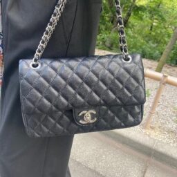 「バッグは『CHANEL』のマトラッセ。チェーンバッグはお呼ばれの席にもよく使います」