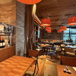 「オールデイダイニング コットン」店内。落ち着く空間です