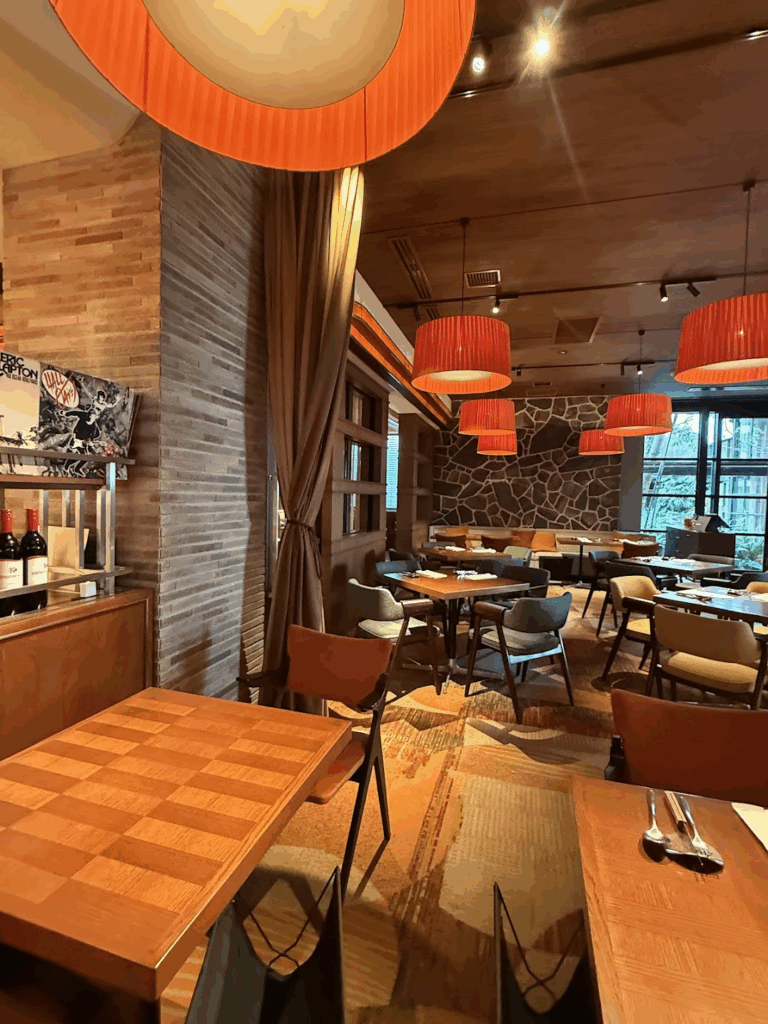 「オールデイダイニング コットン」店内。落ち着く空間です