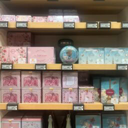 優しい色合いの缶クッキーが並びます。