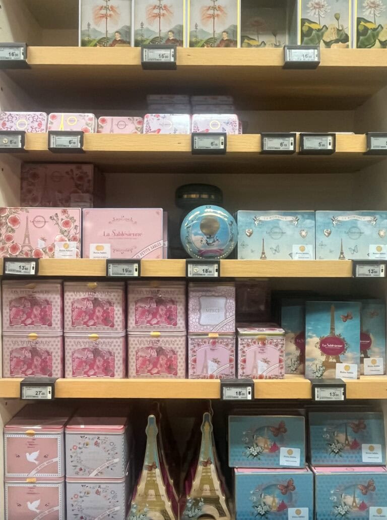 優しい色合いの缶クッキーが並びます。