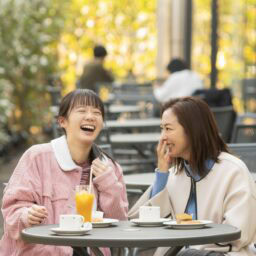 映画『TOKYOタクシー』より浩二の娘・奈菜（中島瑠菜）と妻・薫（優香）