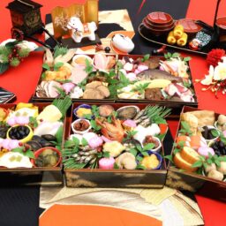 盛りつけ例　ローソンストア100「選べるおせち」の全種盛（計9,180円分）