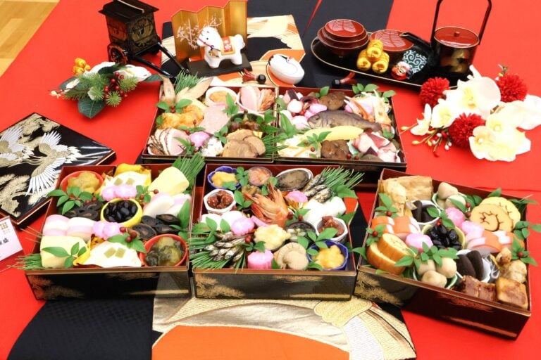 盛りつけ例　ローソンストア100「選べるおせち」の全種盛（計9,180円分）