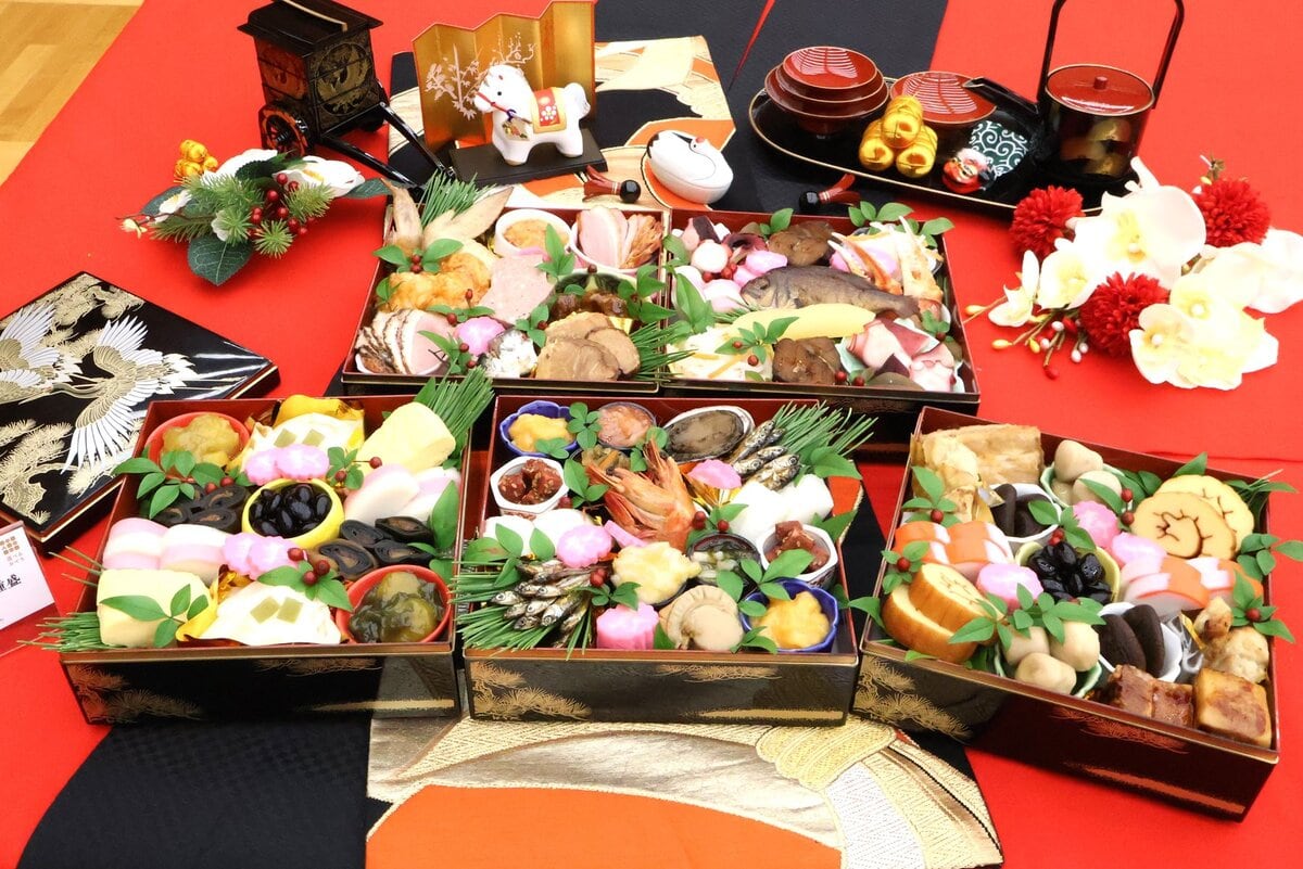 盛りつけ例　ローソンストア100「選べるおせち」の全種盛（計9,180円分）