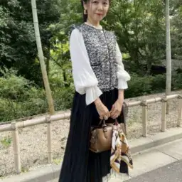 【第3位】【60代お手本スナップ】ツイードの「ジレ」＋「チュールスカート」でふわっとやさしいモノトーンコーデは髪もふんわりまとめて