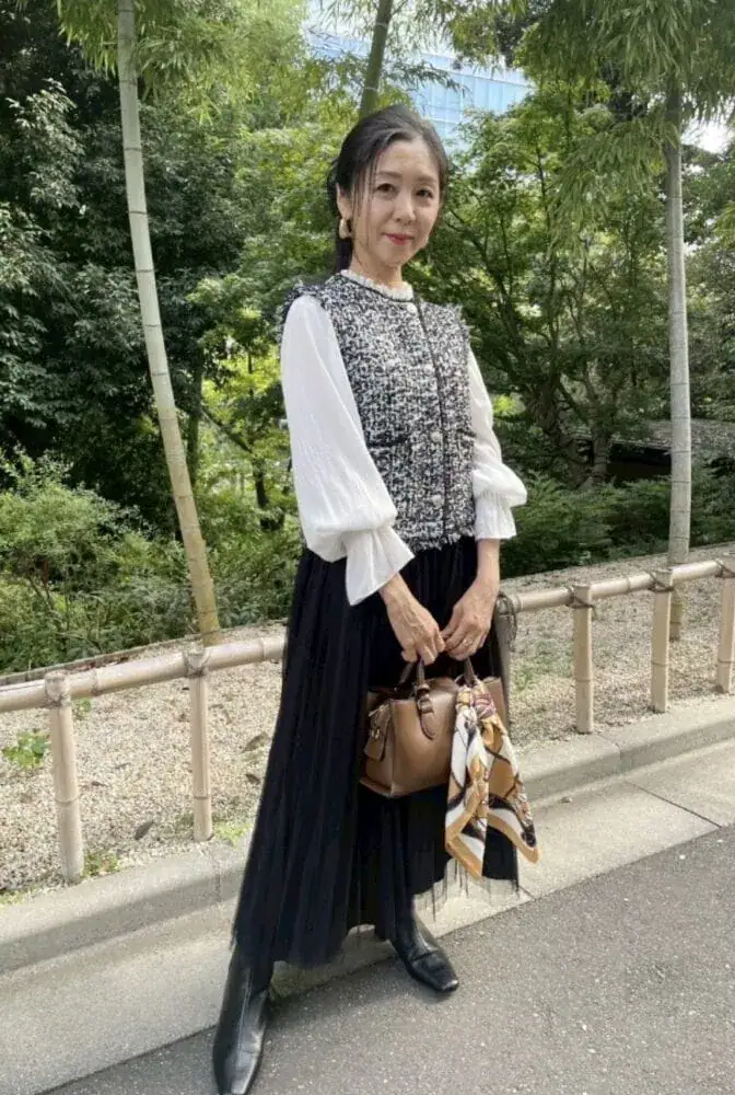 【第3位】【60代お手本スナップ】ツイードの「ジレ」＋「チュールスカート」でふわっとやさしいモノトーンコーデは髪もふんわりまとめて