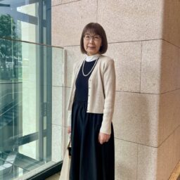 【第3位】【60代お手本スナップ】モノトーンでやわらかい雰囲気の着こなしにするには？ニュアンスカラーの小物で品のあるやさしげな印象に！