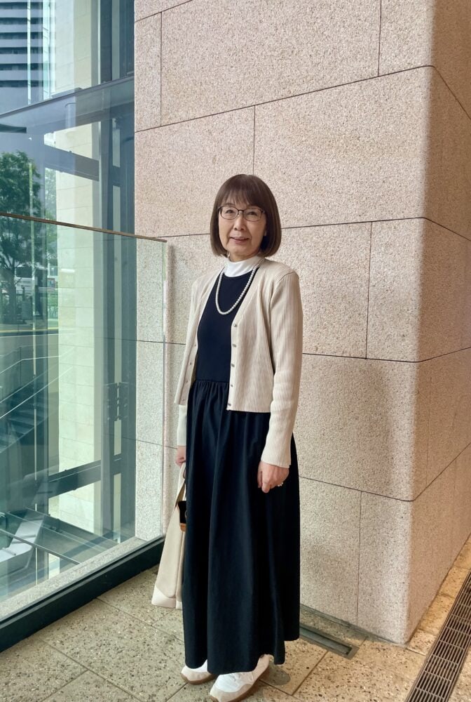 【第3位】【60代お手本スナップ】モノトーンでやわらかい雰囲気の着こなしにするには？ニュアンスカラーの小物で品のあるやさしげな印象に！