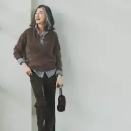 ニット¥96,800、シャツ¥57,200、パンツ¥71, 500／すべてマディソンブルー、ネックレス¥9,900、イヤリング¥8,800／ともにアビステ、バッグ¥6,990／ギャップ、靴¥26,400／ヒミコ