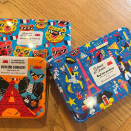 ポップカラーの陽気な柄は子どもたちへのお土産に最適です。