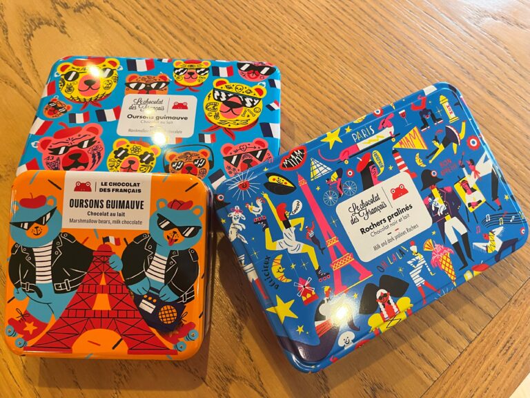 ポップカラーの陽気な柄は子どもたちへのお土産に最適です。