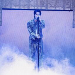 銀色の衣装のJIN