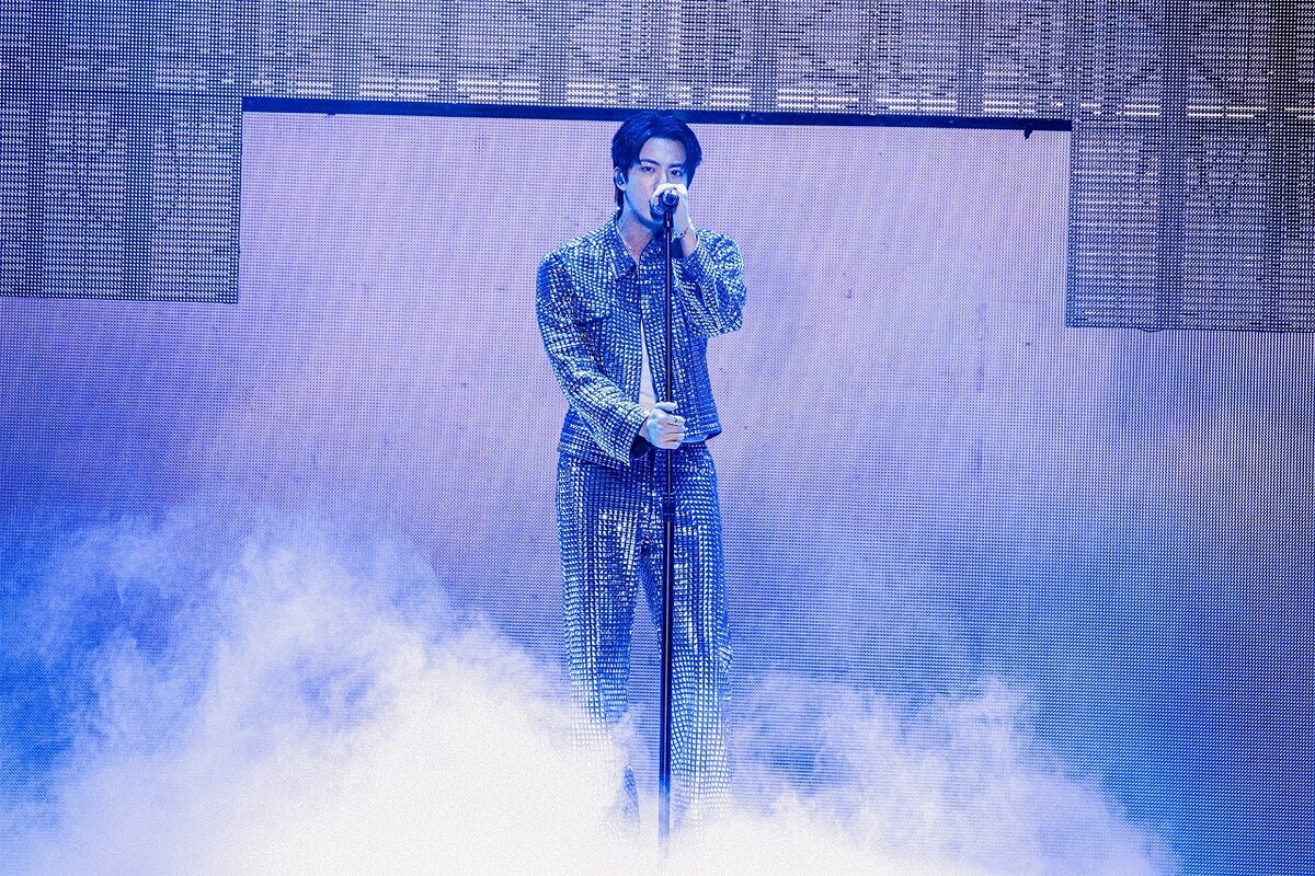 銀色の衣装のJIN