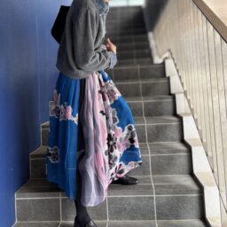 ブルー、ピンクを基調とした大きめの花柄スカート