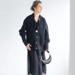 カーディガン¥198,000、ワンピース¥429,000、バッグ¥181,500／すべてヌメロ ヴェントゥーノ（イザ）、シングルピアス¥67,100、ネックレス¥218,900、重ねたダブルリング各¥79,200／すべてヒロタカ（ヒロタカ 表参道ヒルズ）、シューズ¥140,800／ロド（メゾン・ディセット）