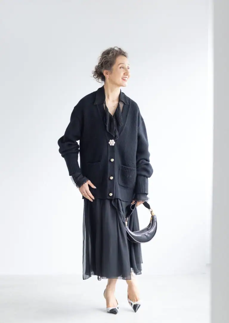 カーディガン¥198,000、ワンピース¥429,000、バッグ¥181,500/すべてヌメロ ヴェントゥーノ(イザ)、シングルピアス¥67,100、ネックレス¥218,900、重ねたダブルリング各¥79,200/すべてヒロタカ(ヒロタカ 表参道ヒルズ)、シューズ¥140,800/ロド(メゾン・ディセット)