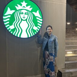 ブルー、ピンクを基調とした大きめの花柄スカート