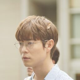 映画『佐藤さんと佐藤さん』より司法試験の結果を見守るタモツ（宮沢氷魚）