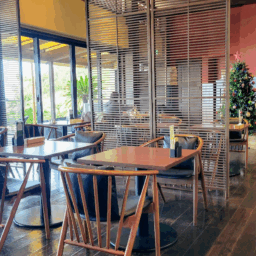 ウッディなインテリアの店内