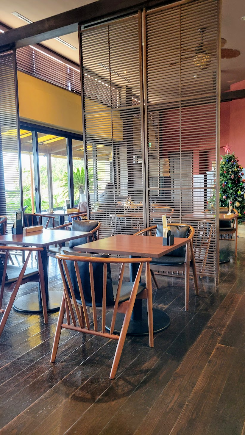 ウッディなインテリアの店内