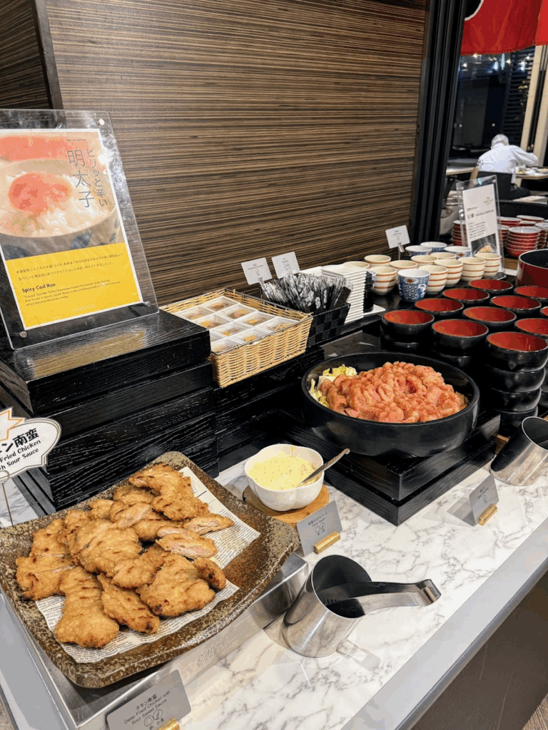 山盛りのめんたいこ・宮崎名物のチキン南蛮。他にがめ煮など九州ならではのお料理が