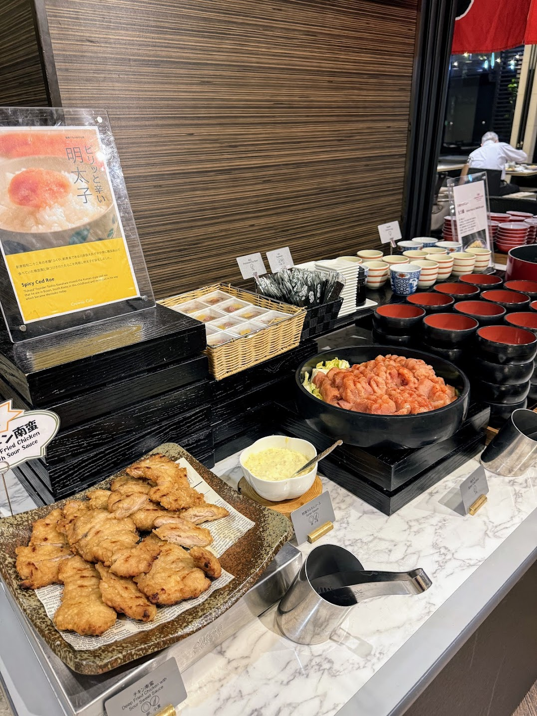 山盛りのめんたいこ・宮崎名物のチキン南蛮。他にがめ煮など九州ならではのお料理が