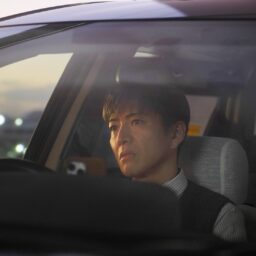 映画『TOKYOタクシー』よりタクシー運転手の宇佐美浩二（木村拓哉）