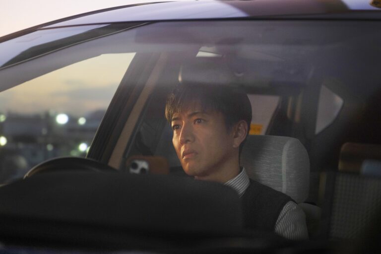 映画『TOKYOタクシー』よりタクシー運転手の宇佐美浩二(木村拓哉)