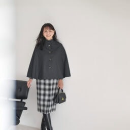 ケープ¥38,500、ウールタートル¥30,800、スカート¥39,600/すべてフクゾー(フクゾー洋品店元町店)、 バッグ¥19,800、ピアス¥11,000/ともにアビステ、ブーツ¥35,200/ヒミコ