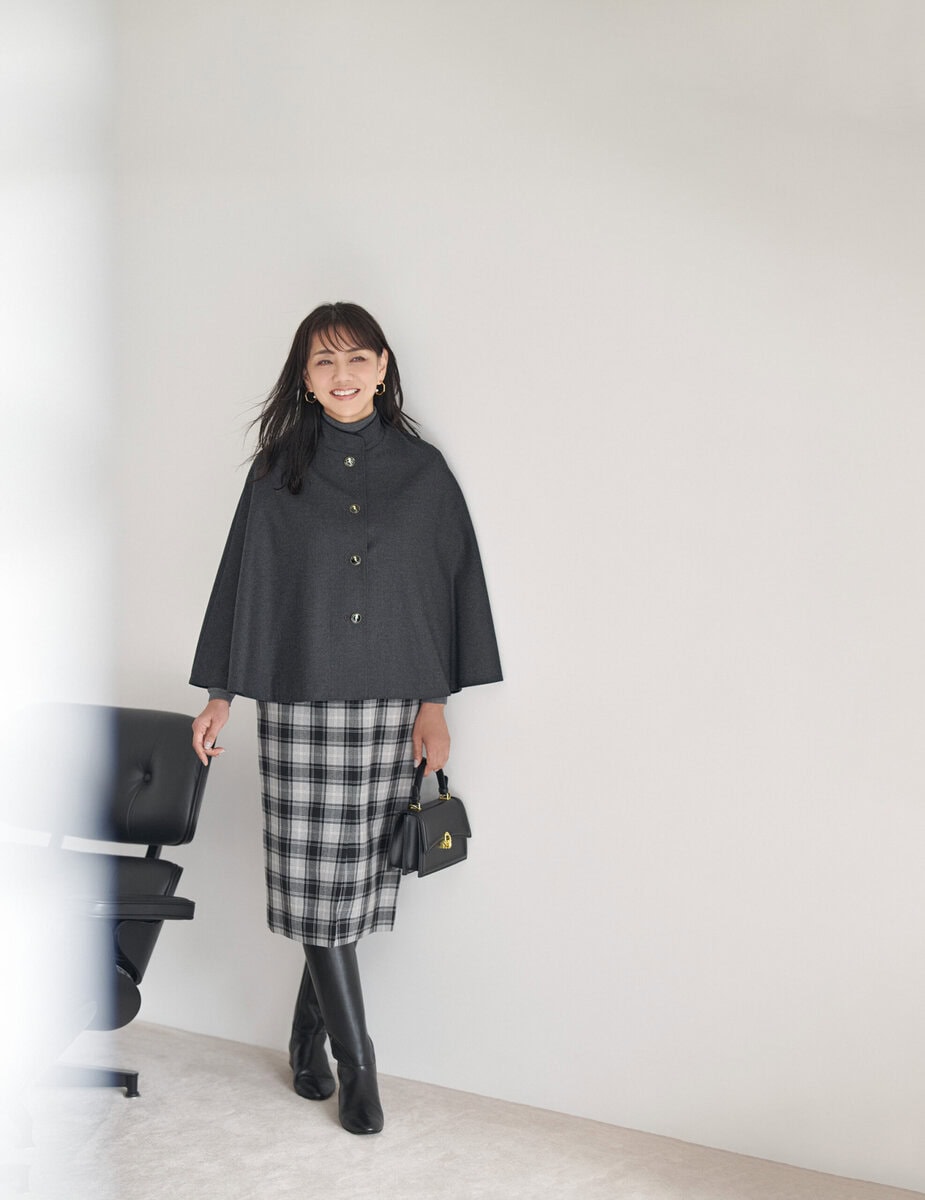 ケープ¥38,500、ウールタートル¥30,800、スカート¥39,600/すべてフクゾー(フクゾー洋品店元町店)、 バッグ¥19,800、ピアス¥11,000/ともにアビステ、ブーツ¥35,200/ヒミコ