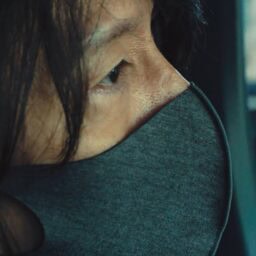 映画『みらいのうた』よりマスク姿の吉井和哉