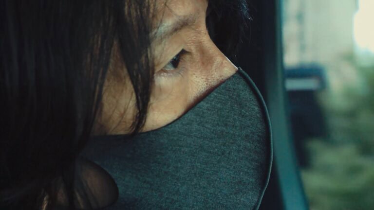 映画『みらいのうた』よりマスク姿の吉井和哉