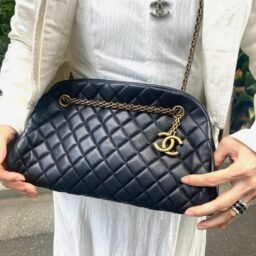 「『CHANEL』のフォーマルバッグを、あえて斜め掛けしてカジュアルダウンさせた“抜け感”のあるスタイルに。また、バッグに黒を合わせることで、差し色として引き締め感をプラスしました」