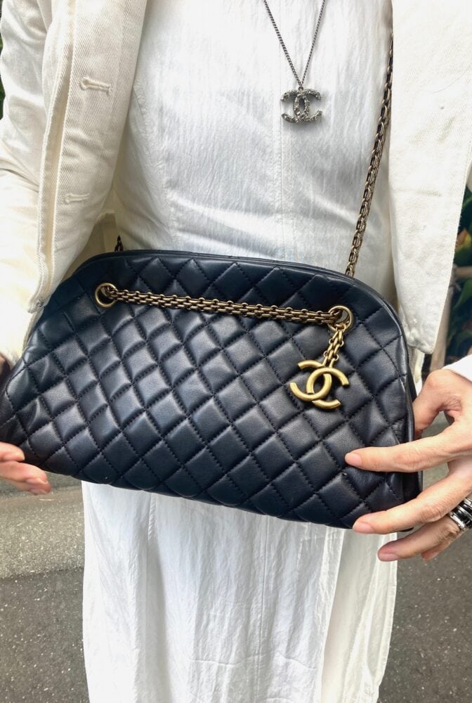 クラシックなデザインの『CHANEL』のバッグを斜め掛け。