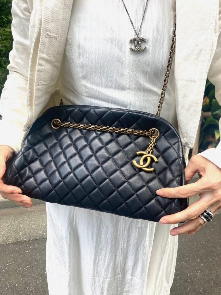 クラシックなデザインの『CHANEL』のバッグを斜め掛け。